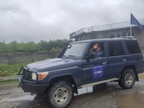 La voiture de la mission de l'Union Européenne. Marcus fait coucou.