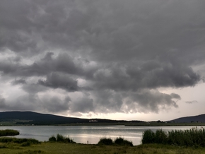 Le lac sous les nuages gris.